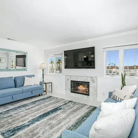 Steps From The Beach & Harbor! Villa